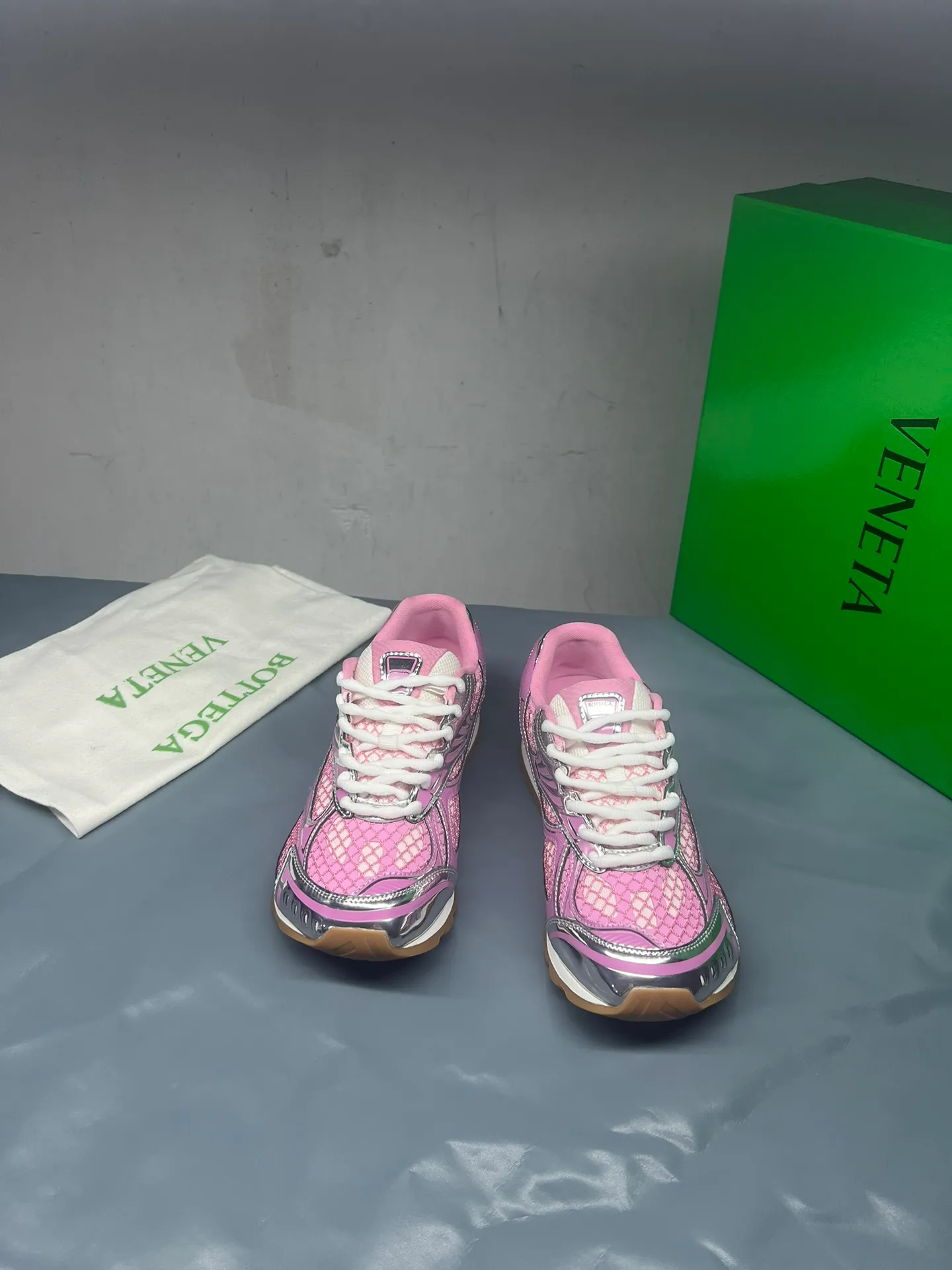 👟👟Ex-factory price 600👟👟 Men's size +10 Real photos 🔥🔥BV Orbit sneakers Wang Yibo's same style couple's dad shoes Runner sneakers, made of lightweight technical mesh fabric. Matched with geometric pattern designed rubber outsole, Wang Zha series high version. Look for the package technology. It is actually a lot taller, but the legs are still slim. Very nice, playable and durable. Matched to the standard💯 Package shoe technology. Look for the high version. The outsole is made of color-blocked TPU outsole. Women's model 35 36 37 38 39 40 41 42 (40 41 42 43 44 45 customized) (Customer logo can be accepted without refund or exchange at a favorable price) Equipped with original packaging